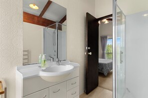 Shower, hair dryer - Panui Views - Snells Beach Holiday Home (Snells Beach)