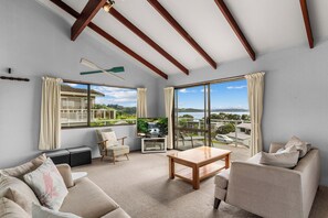TV - Panui Views - Snells Beach Holiday Home (Snells Beach)