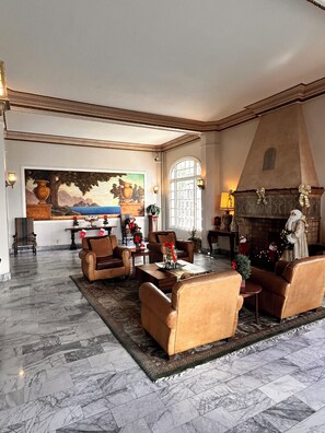 Lobby - Roaring 20s Revival, a Historic Downtown Vintage Condo (Long Beach)
