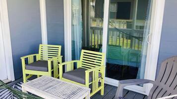 Pientalo, useita sänkyjä, patio (Saltwater Solace) | Terassi/patio