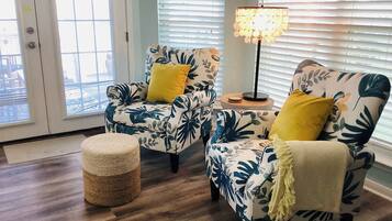 Pientalo, useita sänkyjä, patio (Saltwater Solace) | Oleskelualue