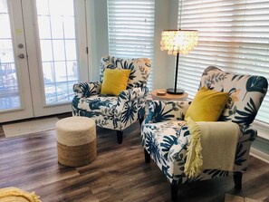 Pientalo, useita sänkyjä, patio (Saltwater Solace) | Oleskelualue