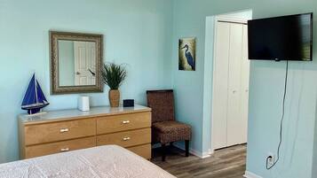 Pientalo, useita sänkyjä, patio (Saltwater Solace) | 3 makuuhuonetta, yksilöllisesti sisustettu, yksilöllisesti kalustettu