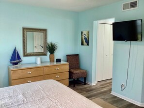 Pientalo, useita sänkyjä, patio (Saltwater Solace) | 3 makuuhuonetta, yksilöllisesti sisustettu, yksilöllisesti kalustettu