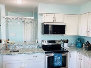 Pientalo, useita sänkyjä, patio (Saltwater Solace) | Yksityinen keittiö | Ruokailupöytä