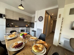 Dining - 50m from ski slopes, 1st floor, balcony, tv, ski locker, 50m², Vars (Vars)