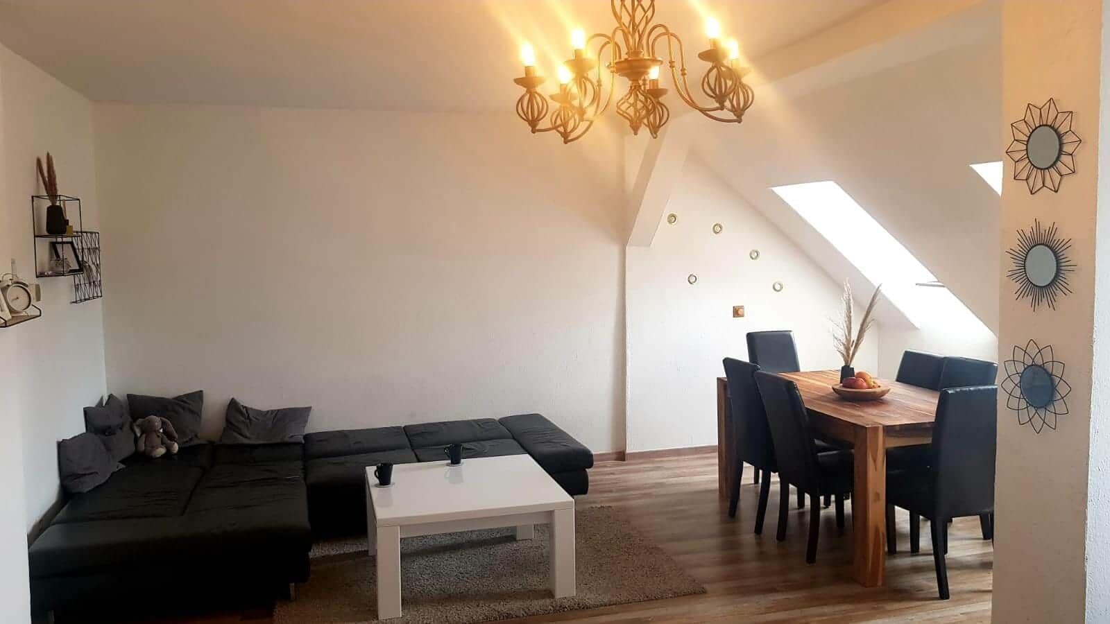 Sehr großzügiges Wohnzimmer mit Dachgauben