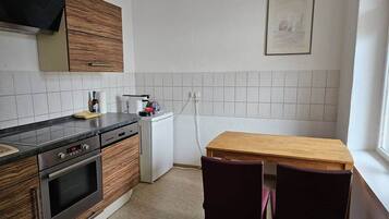 Køleskab, kogeplade, opvaskemaskine, køkkentøj/tallerkener/redskaber