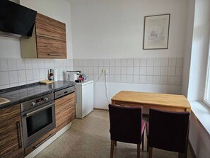 Refrigerador, parrilla de estufa, lavavajillas y utensilios de cocina 