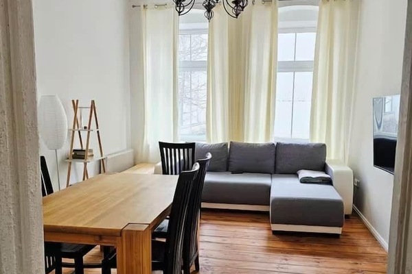 Wohnzimmer mit Schlafsofa zum Innenhof