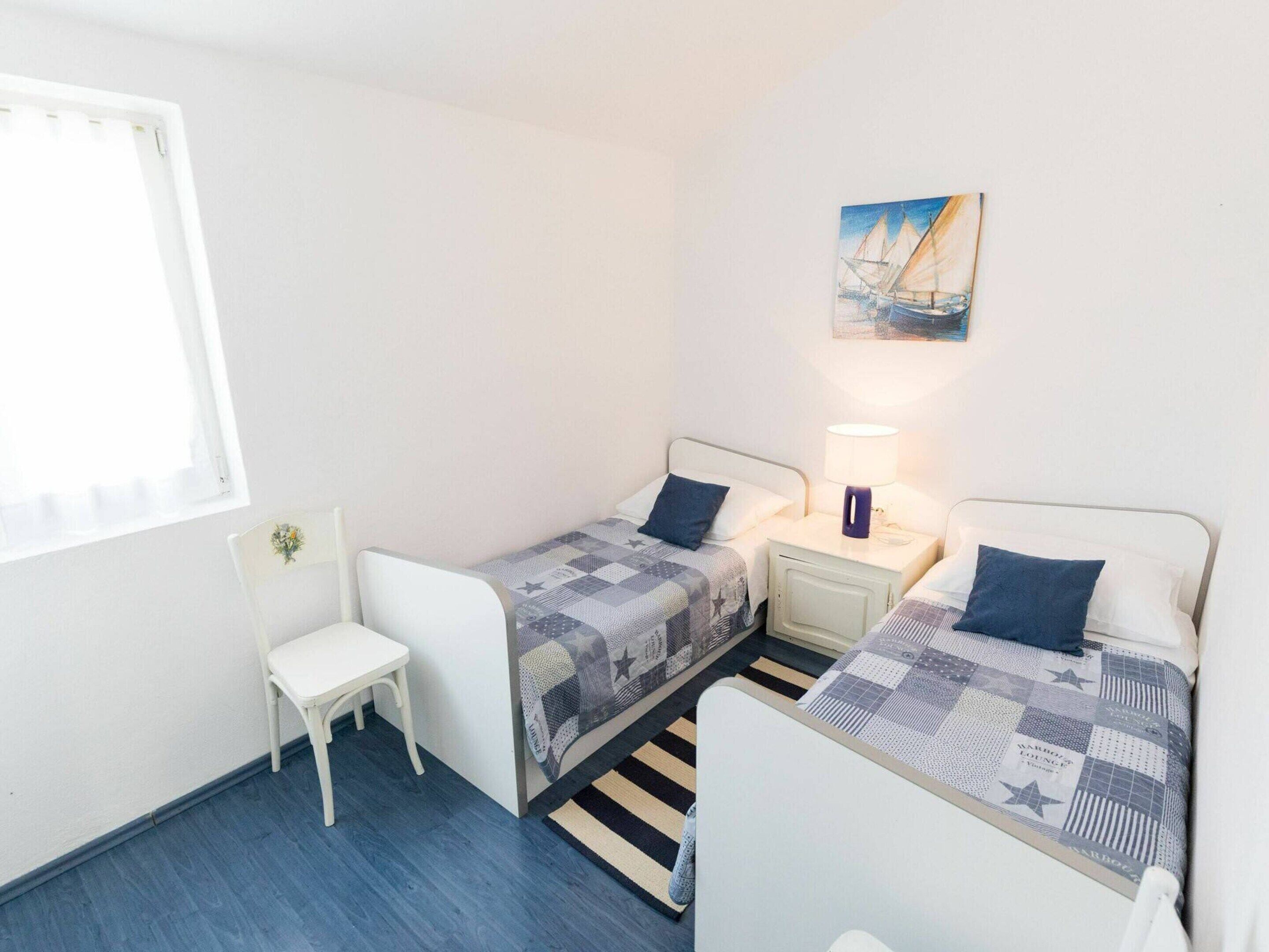 4 عدّة غرف نوم وطراز فريد لكل وحدة ومكواة/لوح كي