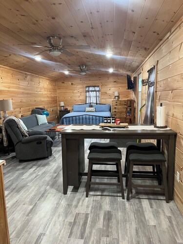 Unit #4 Cozy 1-bedroom cabin in lovely Brushton with AC and heat