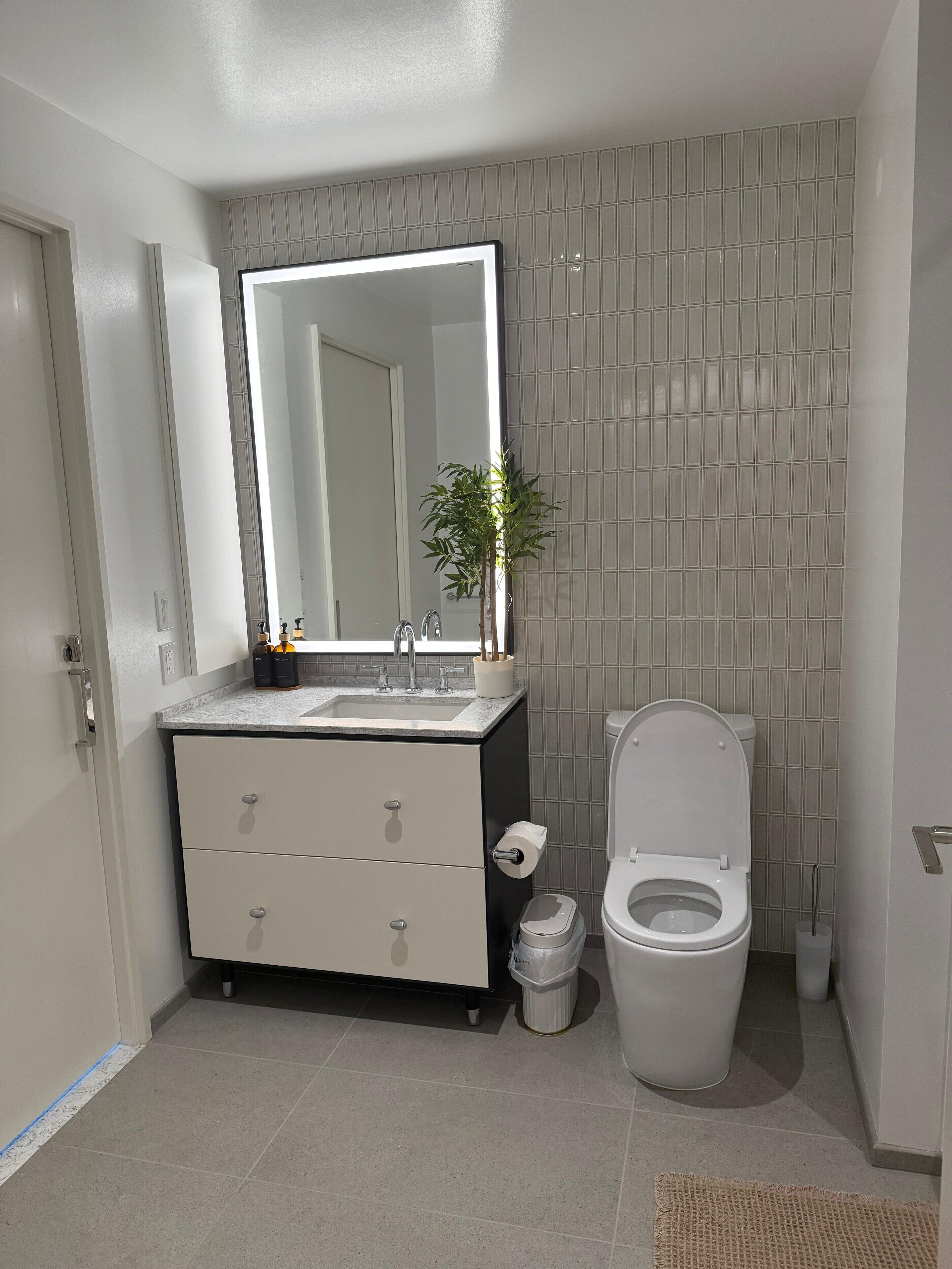 Hårtørrer, håndklæder, Sæbe, Toiletpapir