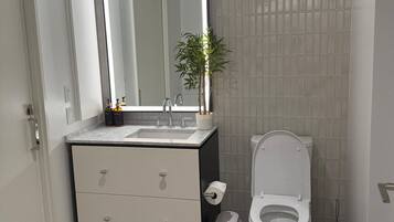 Hårtørrer, håndklæder, Sæbe, Toiletpapir