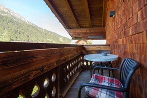 Apartment | Balcony - Dog-friendly Apartment in the Tannheim Valley (Nesselwaengle)