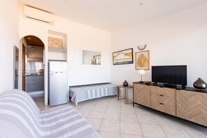 Tabla de planchar con plancha, wifi y ropa de cama 