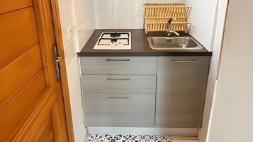 Frigorifero, microonde, piano cottura, macchina per tè/caffè