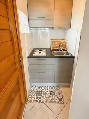 Frigorifero, microonde, piano cottura, macchina per tè/caffè