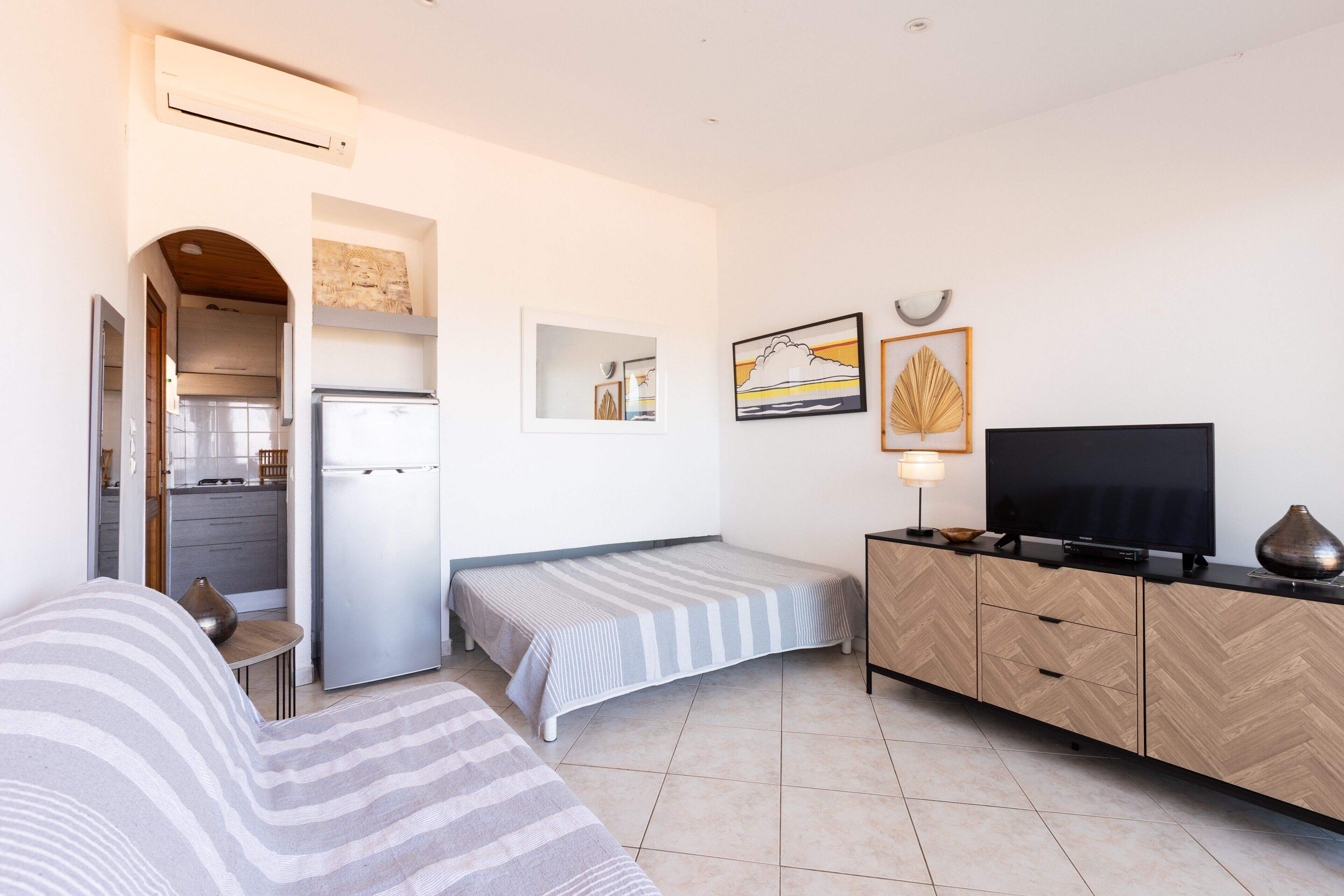 Iron/ironing board, WiFi, bed sheets