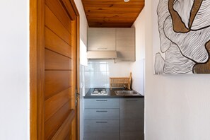 Kühlschrank, Mikrowelle, Herdplatte, Wasserkocher mit Kaffee-/Teezubehör