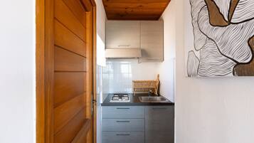 Réfrigérateur, micro-ondes, plaque de cuisson, cafetiÚre/bouilloire