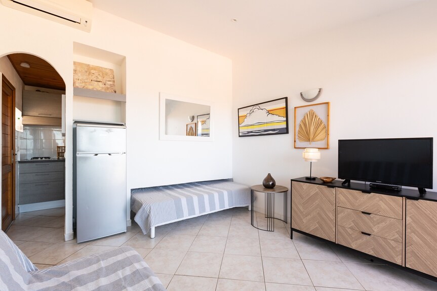 Studio 26 M² In Der Marina De Sant Ambroggio Mit Meerblick, Terrasse, Wlan & Klimaanlage - Lumio