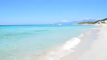 Una spiaggia nelle vicinanze