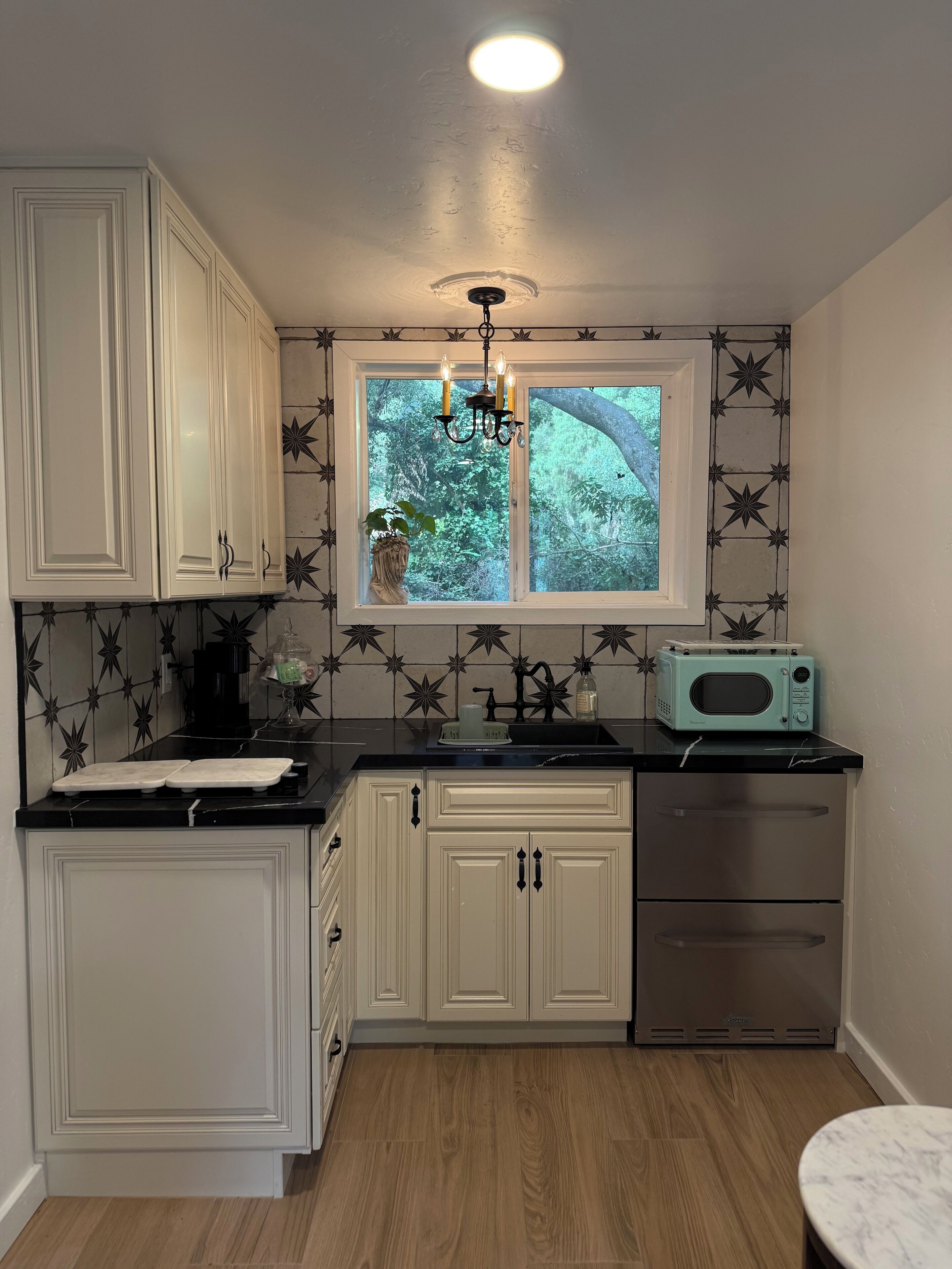 Fridge, microwave, stovetop, coffee/tea maker