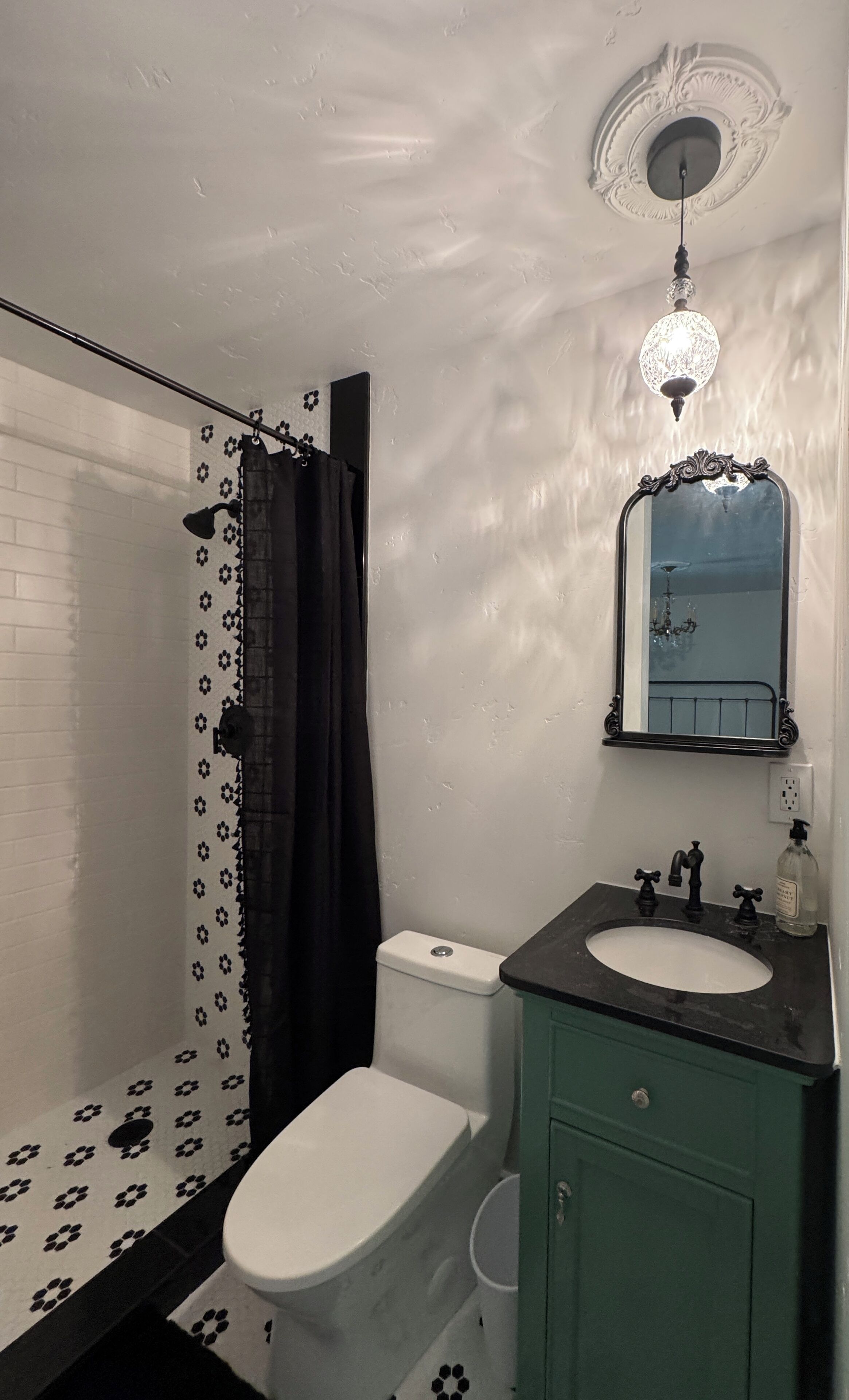 Een douche, een haardroger, handdoeken, zeep