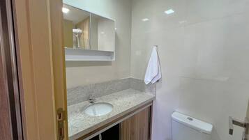 Basic Apartment | Bathroom