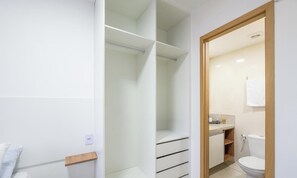 Un baño moderno con inodoro, lavamanos y cabina de ducha.