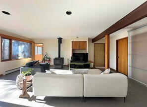 Smart-tv, een open haard, boeken en een stereo