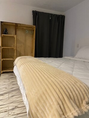 Habitación cuádruple Confort, balcón, vista a la ciudad | Tabla de planchar con plancha y wifi gratis 