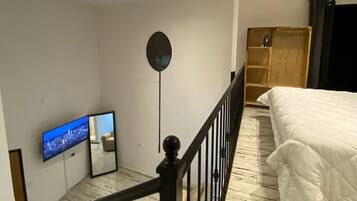 Comfort Quadruple Room, Balcony, City View | Living area