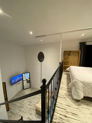 Habitación cuádruple Confort, balcón, vista a la ciudad | Área de sala de estar