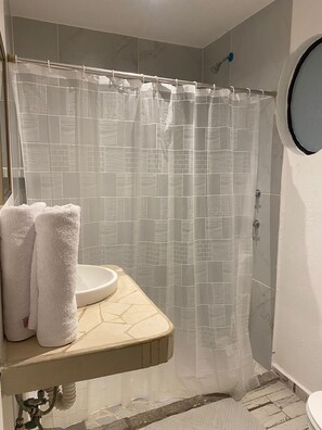 Habitación cuádruple Confort, balcón, vista a la ciudad | Baño | Regadera, secadora de cabello, toallas 