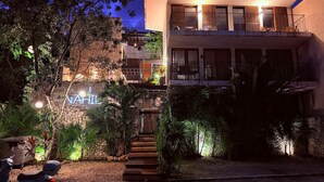 Un edificio moderno con un ingresso ben illuminato, una scala che conduce all'ingresso principale e un cartello con la scritta "NAHIL".