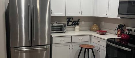 Frigorífico, microondas, horno y placa de cocina