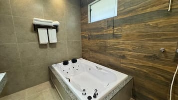 Suíte Queen com Banheira de Hidromassagem | Banheiro