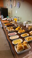 Café da manhã com buffet grátis todos os dias
