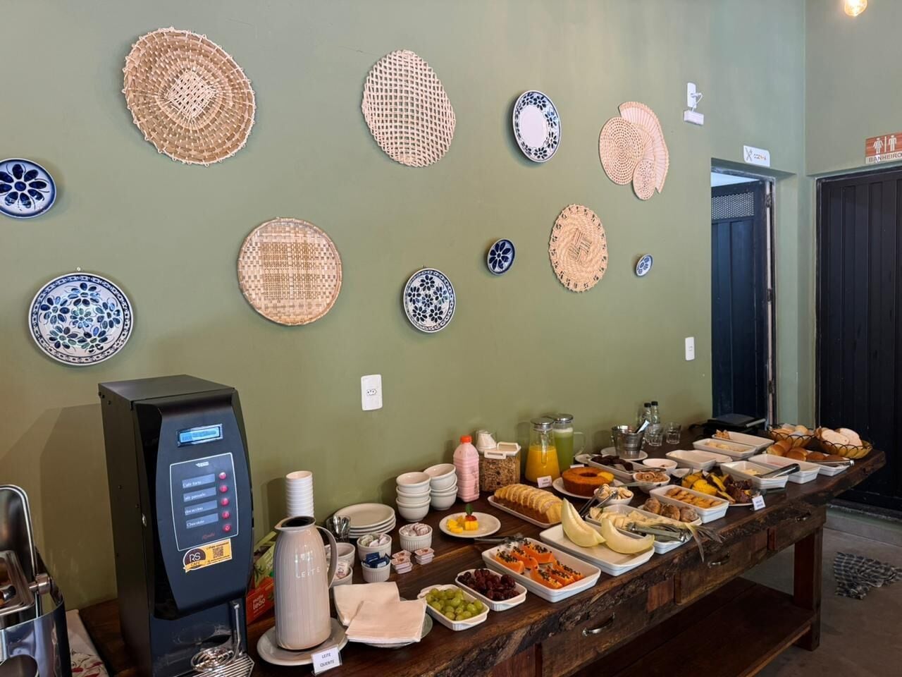 Café da manhã com buffet grátis todos os dias