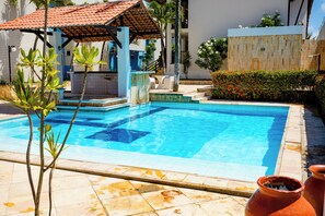 Una piscina al aire libre