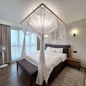 Tabla de planchar con plancha, wifi y ropa de cama 