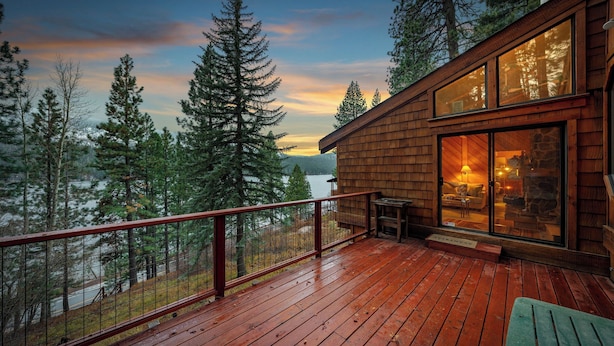 A wooden cabin with a deck overlooking a lake, surrounded by trees. - Cozy Donner Lake Cabin w/ Kayaks, Forest Views, Fireplace & Quick Ski Resort Access Donner Lake Refuge by Avantstay (Truckee)