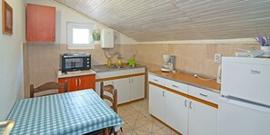 Ovn, kogeplade, køkkentøj/tallerkener/redskaber