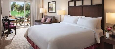 Tabla de planchar con plancha, wifi y ropa de cama