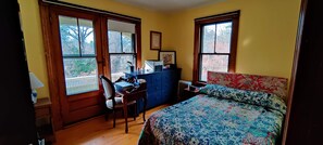 مكواة/لوح كي وخدمة الإنترنت وملاءات أسرّة