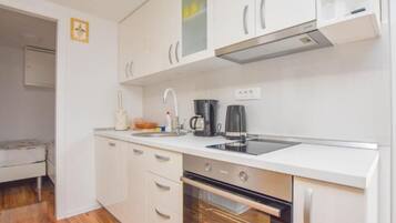 Réfrigérateur, four, batterie de cuisine, vaisselle et ustensiles