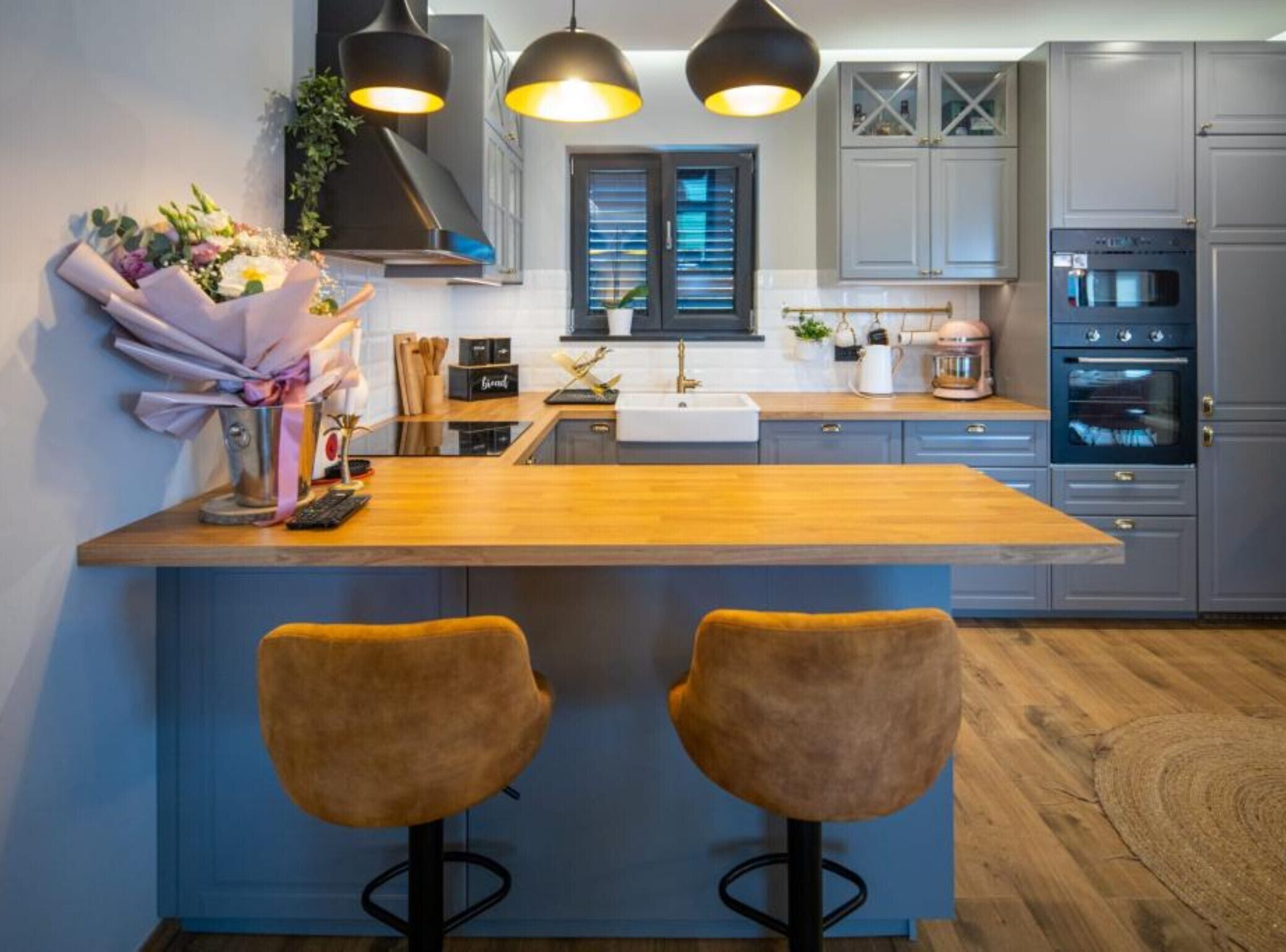 Een koelkast, een microgolfoven, een oven, een vaatwasser