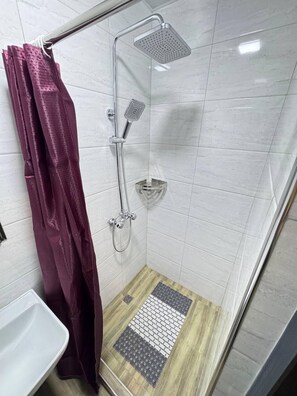 8-Bed Male Room | Badkamer | Een douche, een haardroger, vloerverwarming, zeep